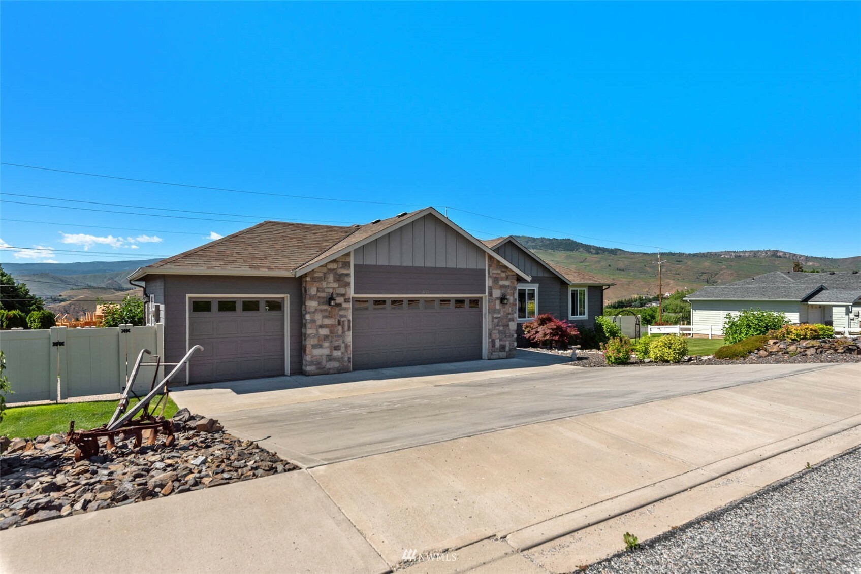 Property Photo:  955 Ridge Crest Drive  WA 98801 