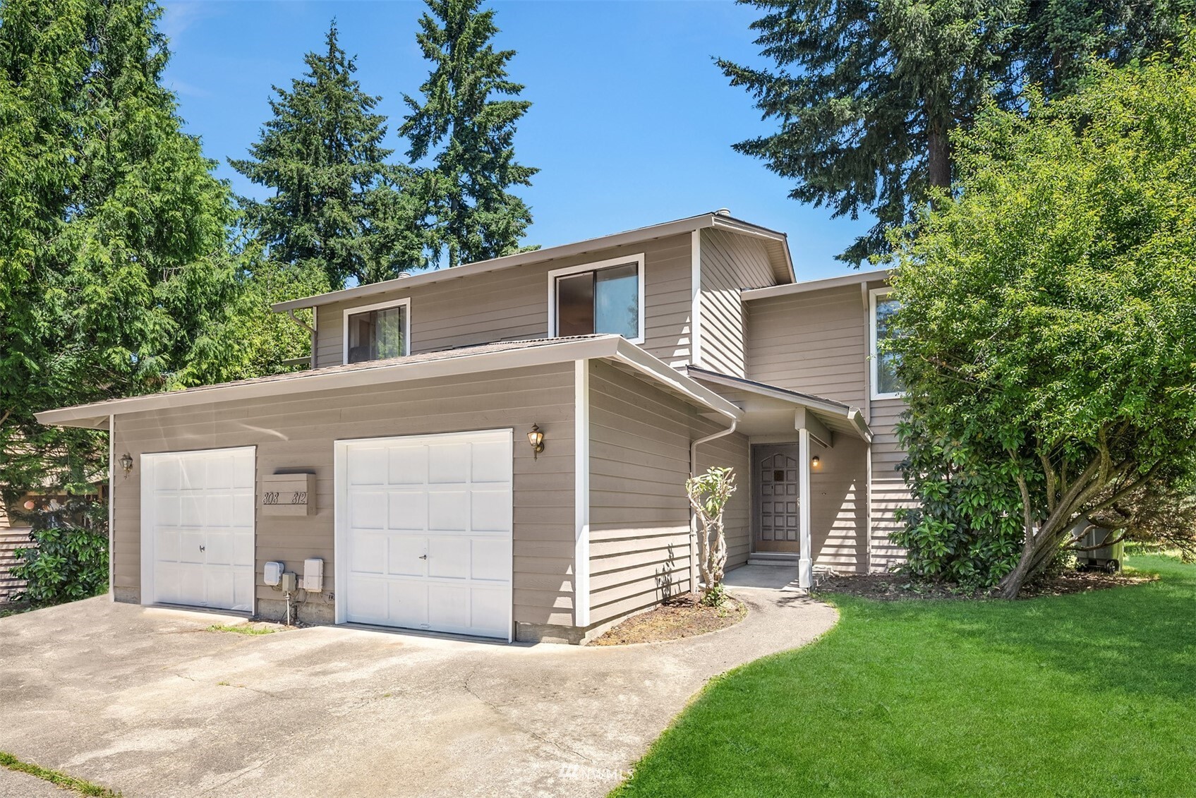 Property Photo:  808 141st Place SE  WA 98007 