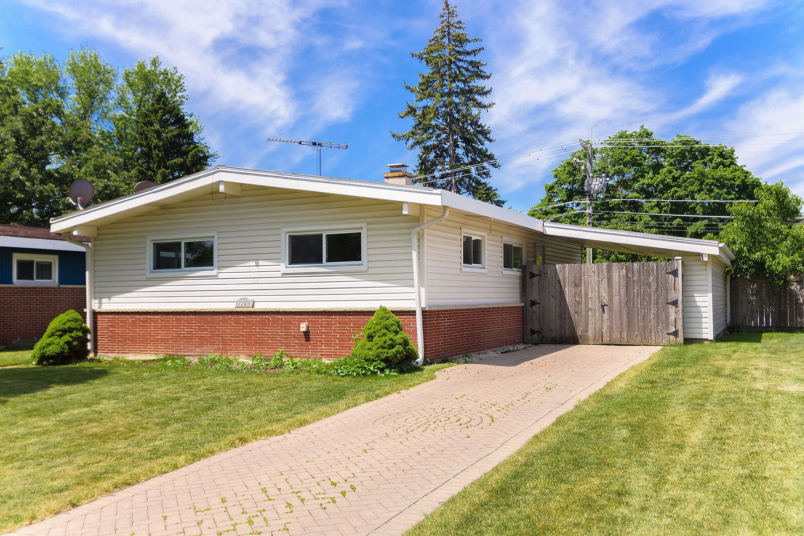 Property Photo: 1354 S 2nd Avenue IL 60018