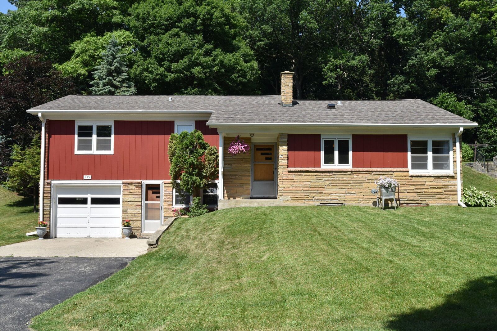 Property Photo:  219 Kettle Moraine Dr  WI 53086 