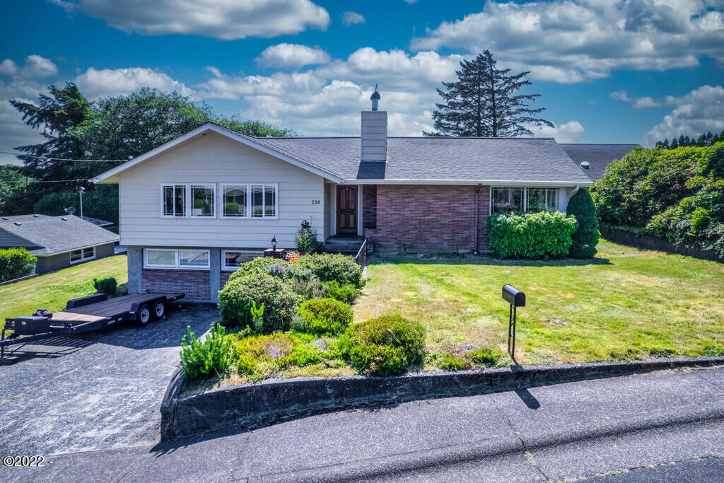 Property Photo: 230 SE Penter Lane OR 97365