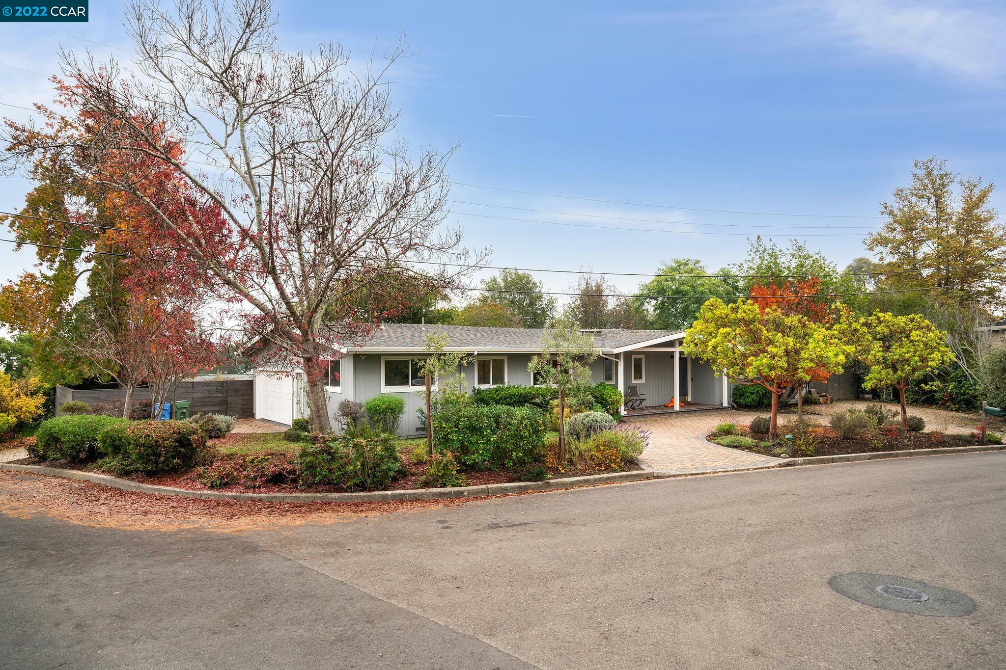 Property Photo:  3 Beaconsfield Ct  CA 94563 