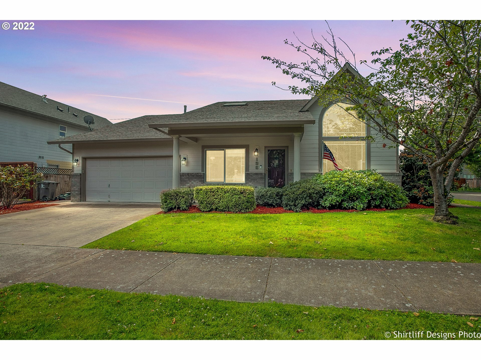 Property Photo: 196 Mackin Ave OR 97404