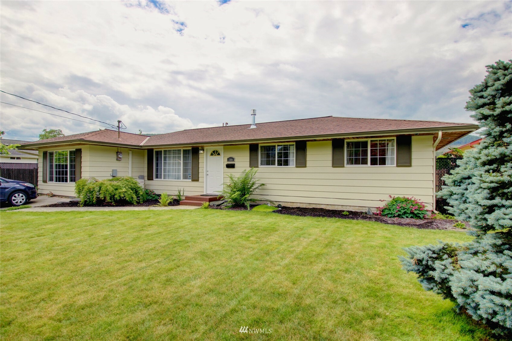 Property Photo:  709 Marshall Avenue  WA 98284 