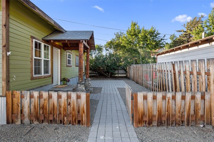Property Photo:  305 E Washington Avenue  WA 98926 