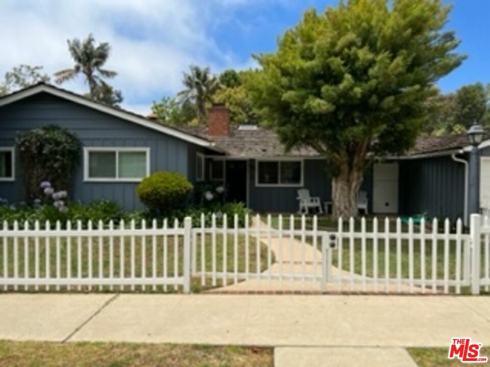 Property Photo:  841   Bienveneda Ave  CA 90272 