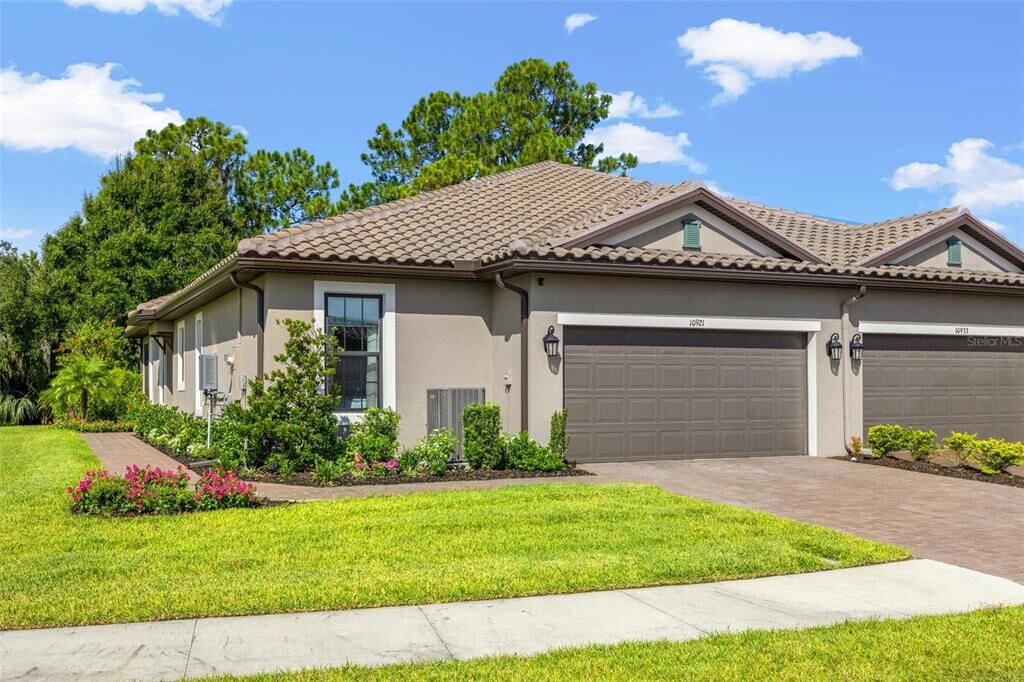 Property Photo:  10921 Wendover Drive  FL 34221 
