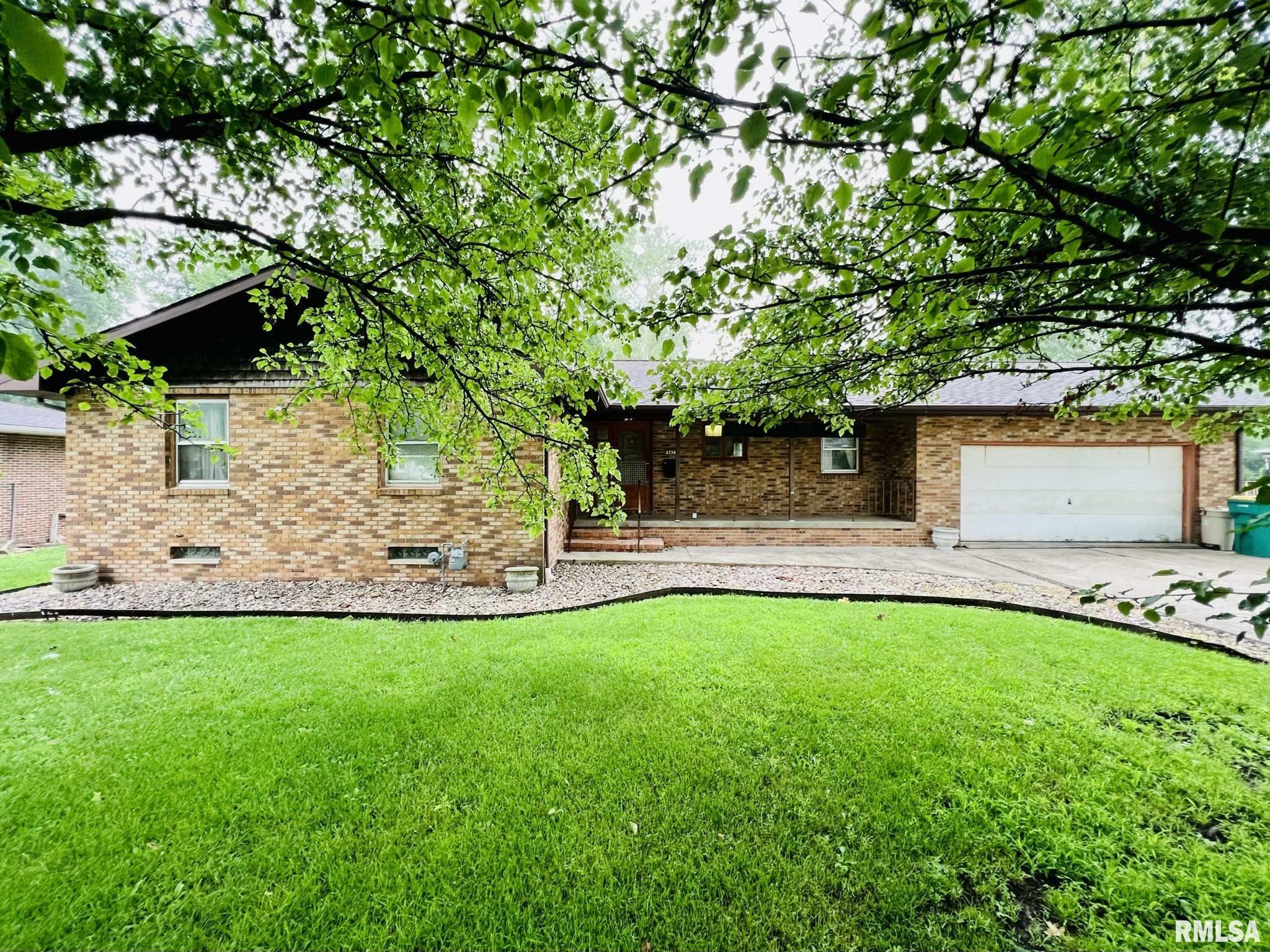 Property Photo:  982 N West  IL 61401 