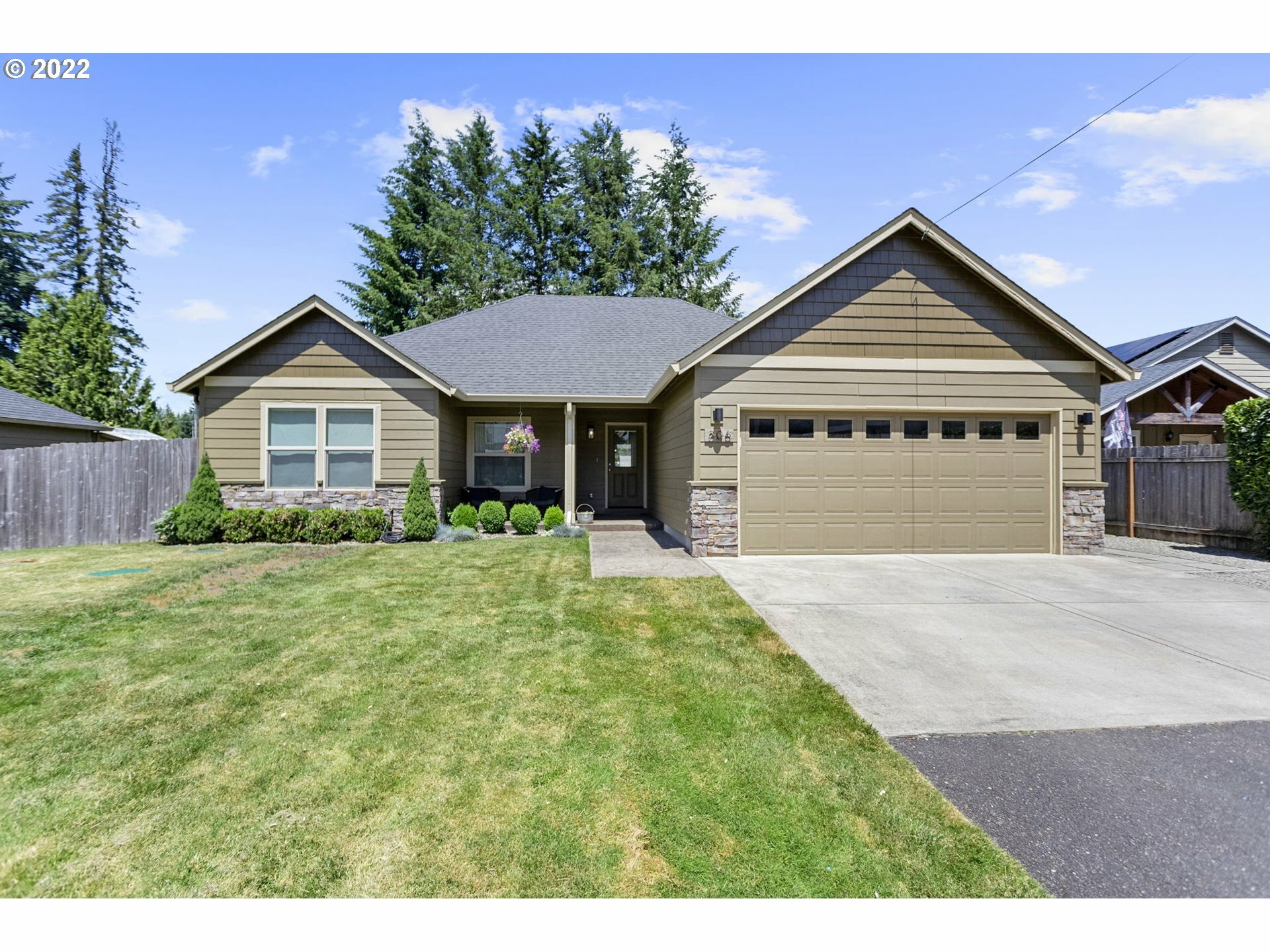 Property Photo: 306 W Cushman St WA 98675