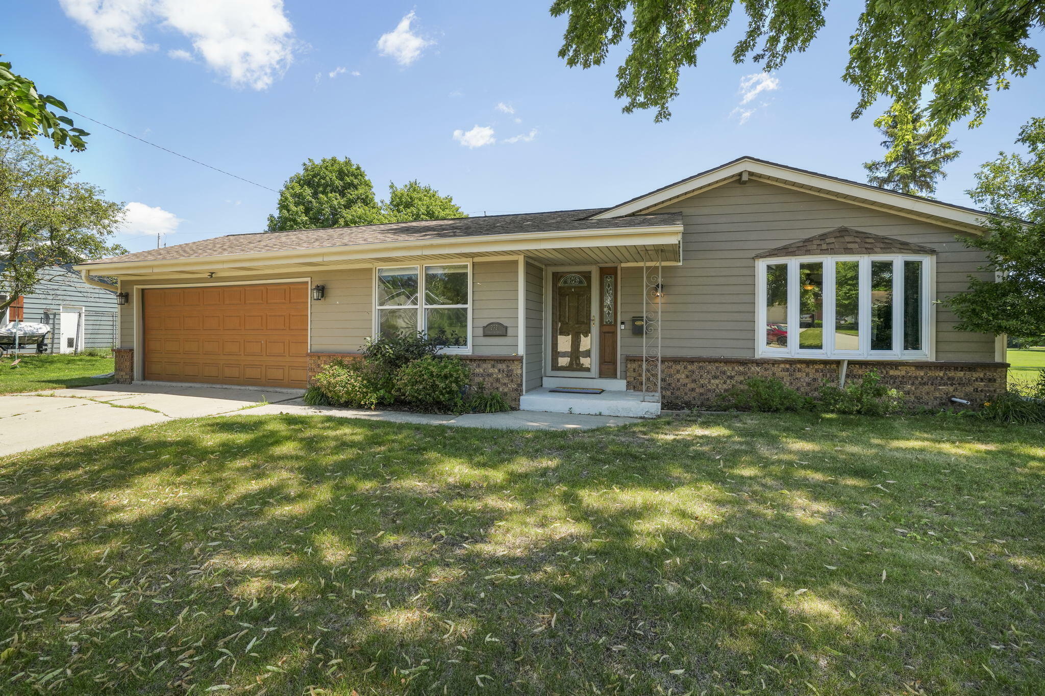 Property Photo:  232 Parkview Dr  WI 53105 