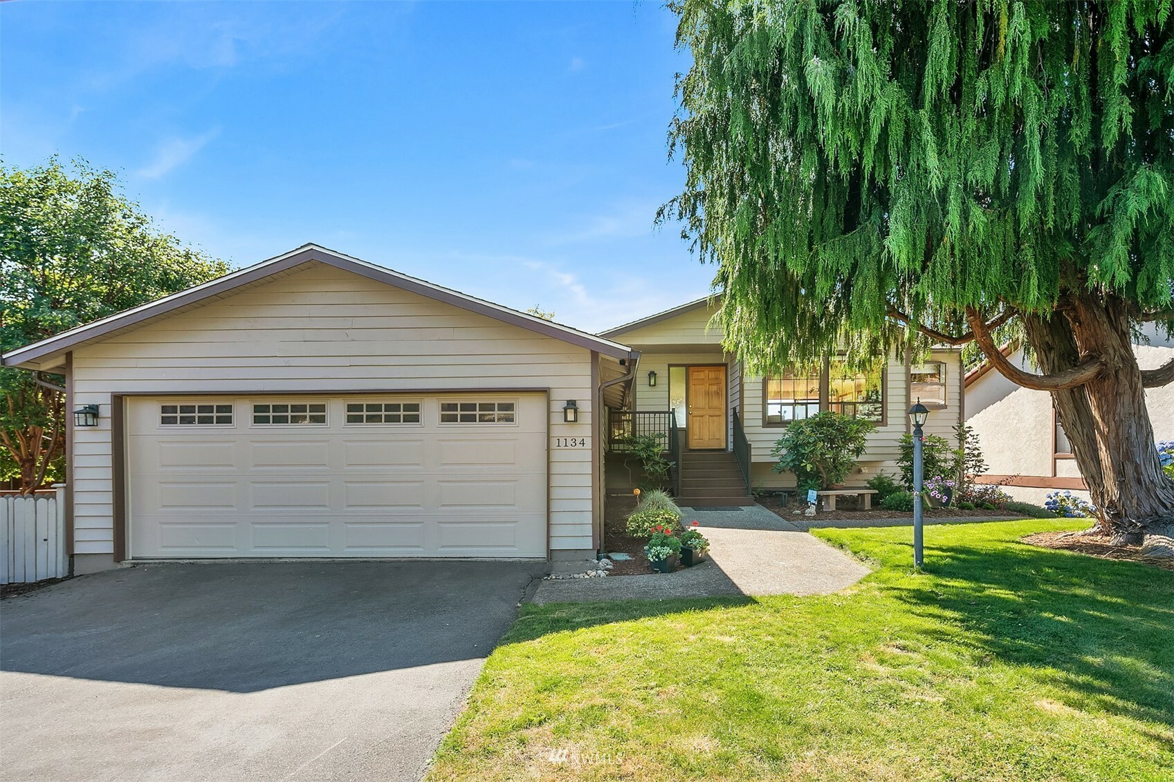 Property Photo:  1134 8th Avenue S  WA 98020 