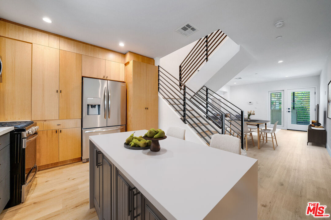 Property Photo:  6201  La Mirada Ave 3  CA 90038 