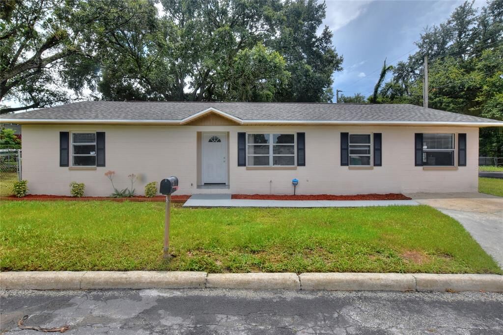 Property Photo:  514 W Valencia Street  FL 33805 