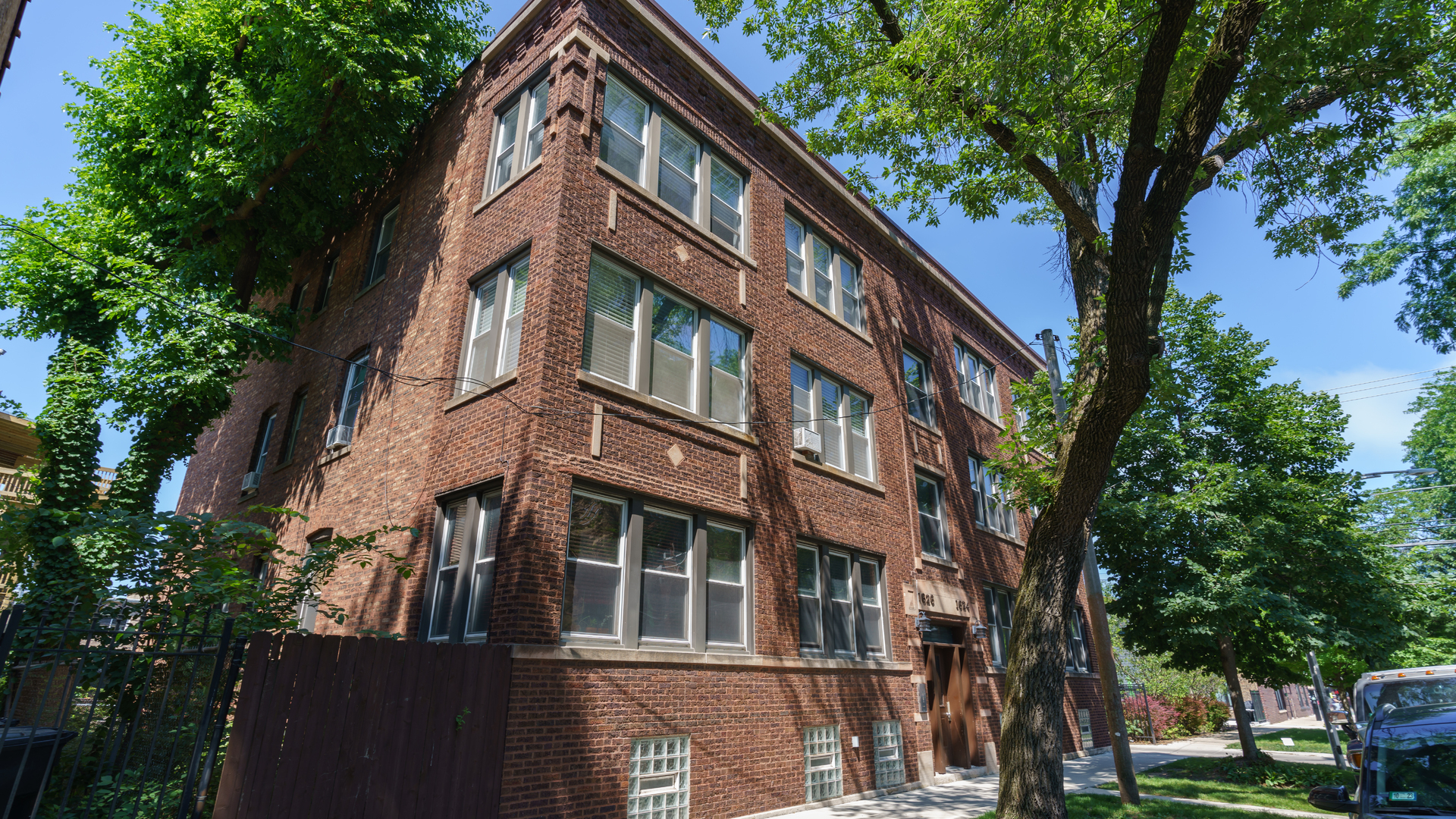Property Photo: 1624 W Highland Avenue 3E IL 60660
