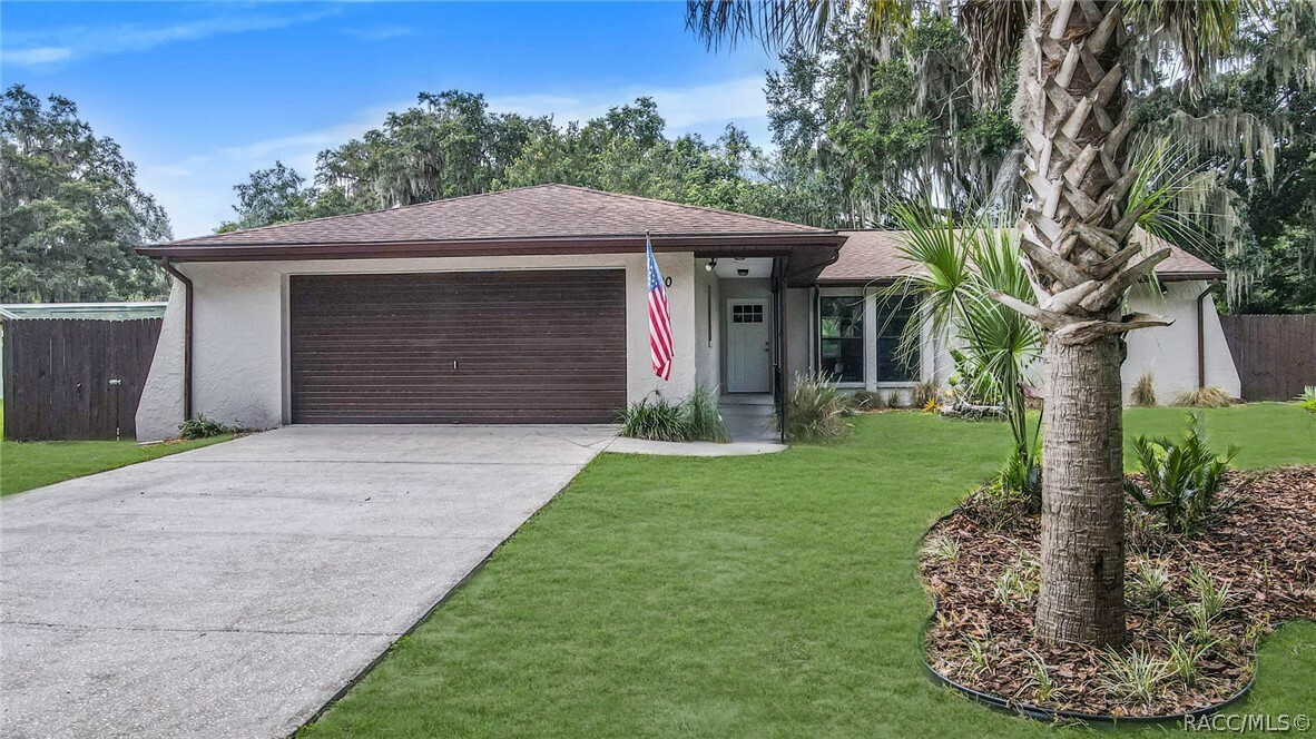 Property Photo:  220 NE 11th Street  FL 34428 