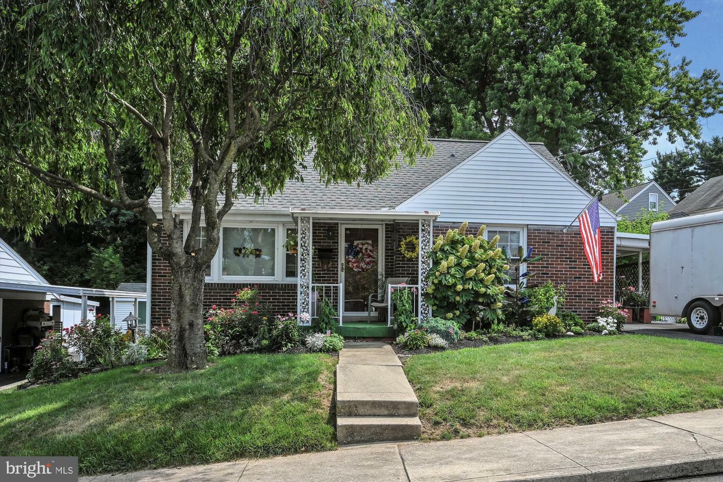 Property Photo:  142 Cedar Street  PA 17522 
