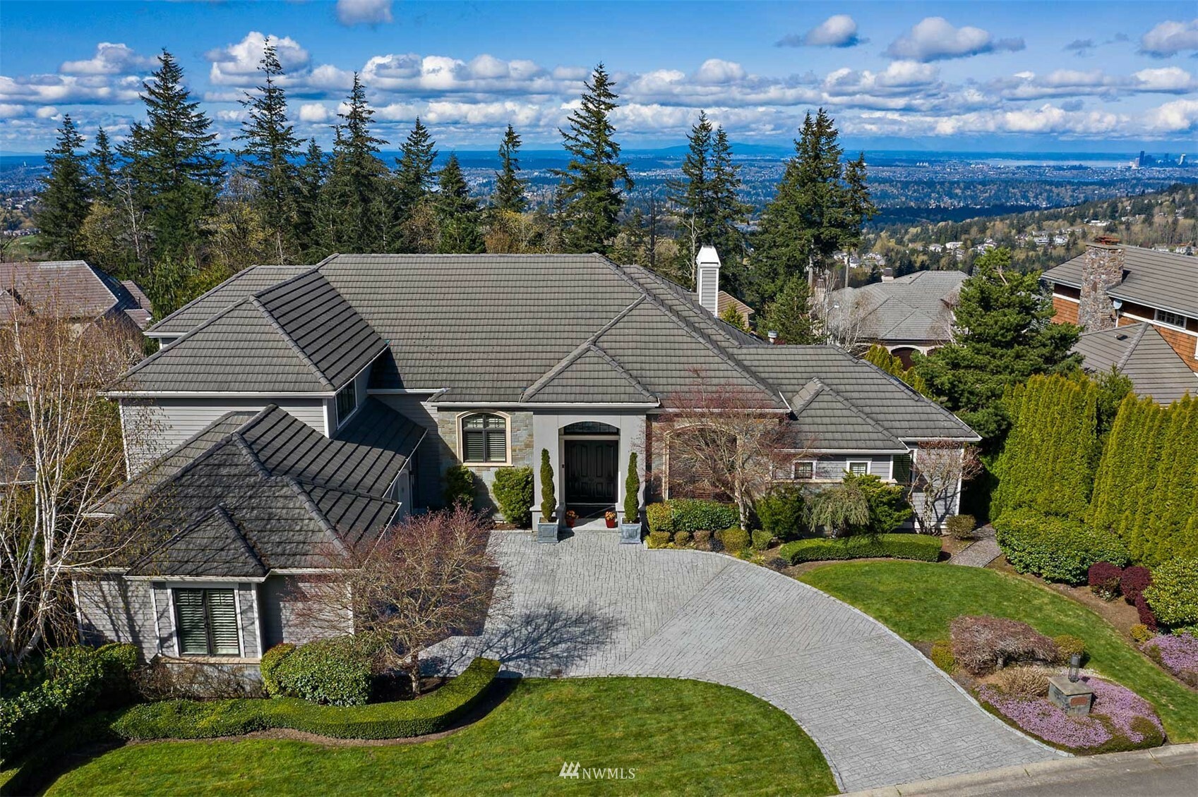 Property Photo: 17035 SE 65th Place WA 98006