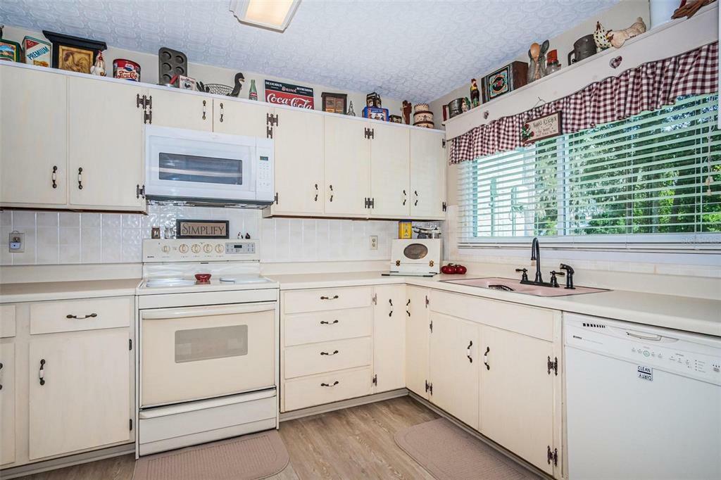 Property Photo: 2201 Oaklane Road FL 33596
