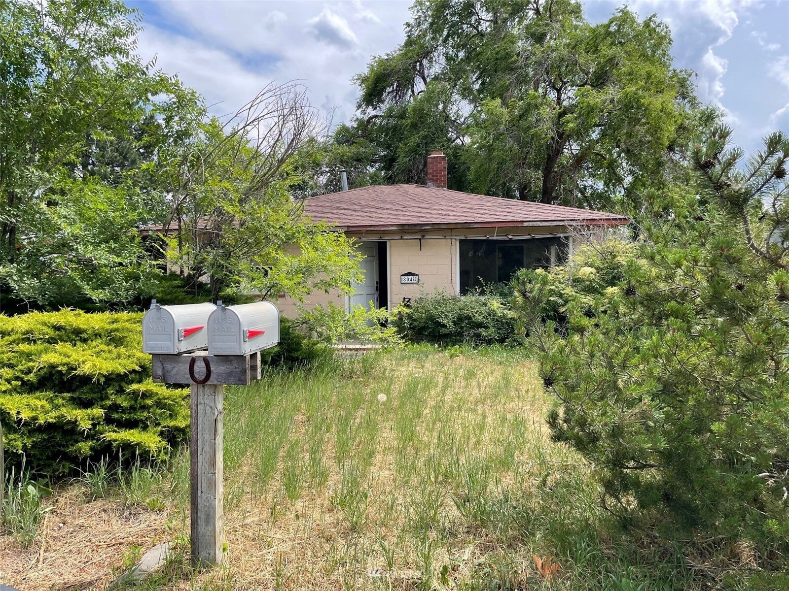 Property Photo: 804 E Tacoma Avenue WA 98926