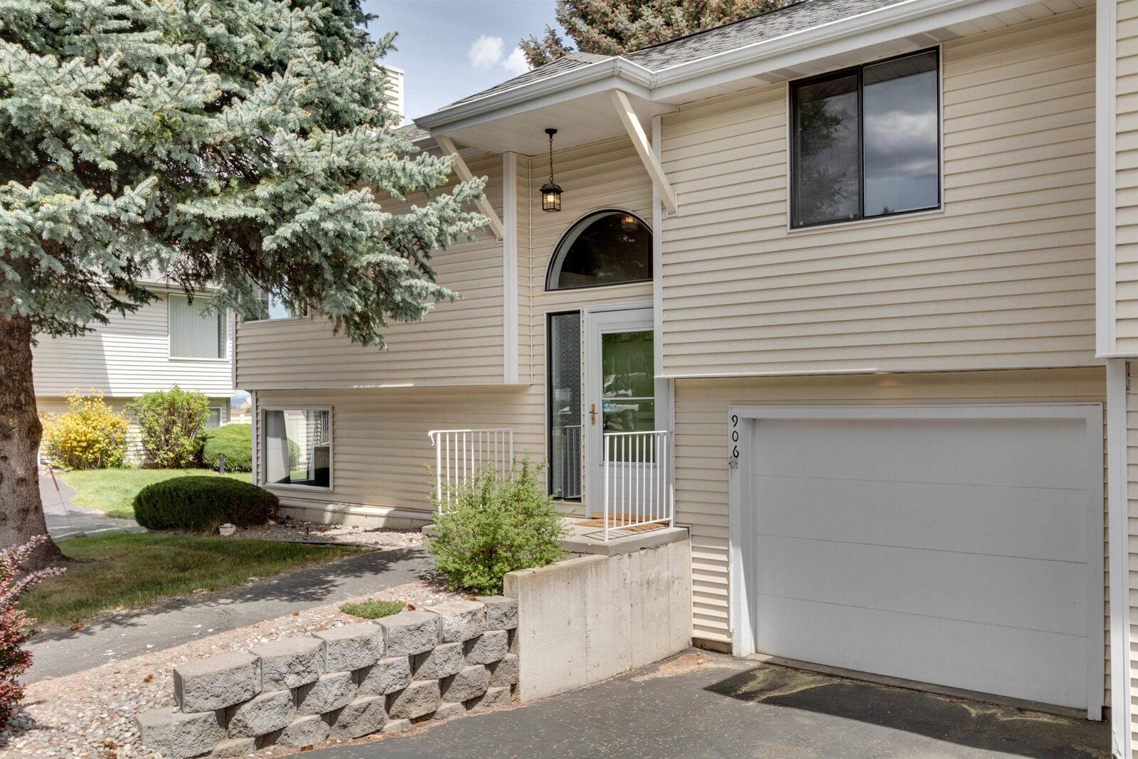 Property Photo: 906 E Calkins Dr 906 WA 99208