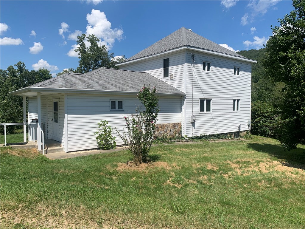 Property Photo:  887 Indian Creek Vly  PA 15446 