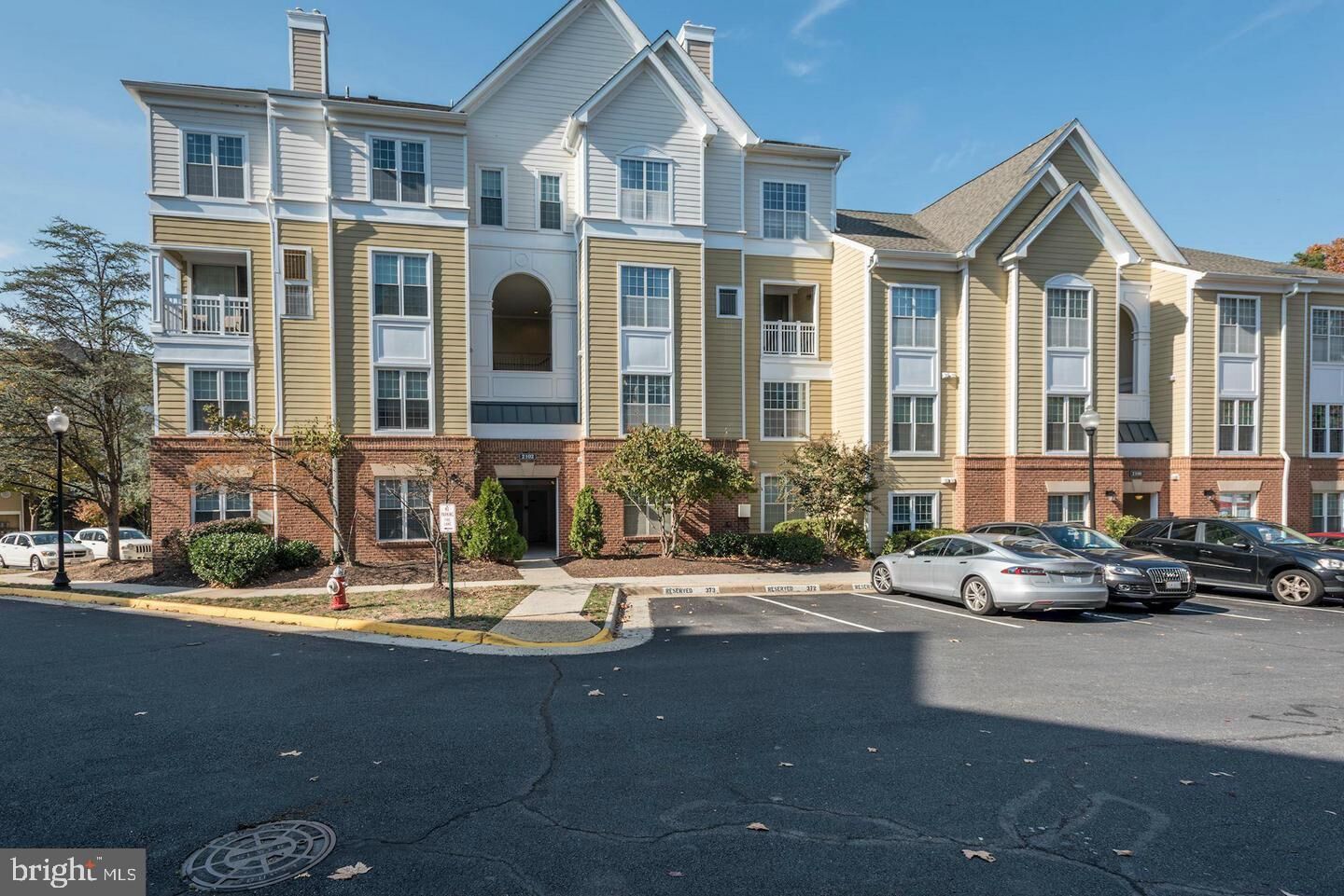 Property Photo: 2102 Highcourt Lane 303 VA 20170