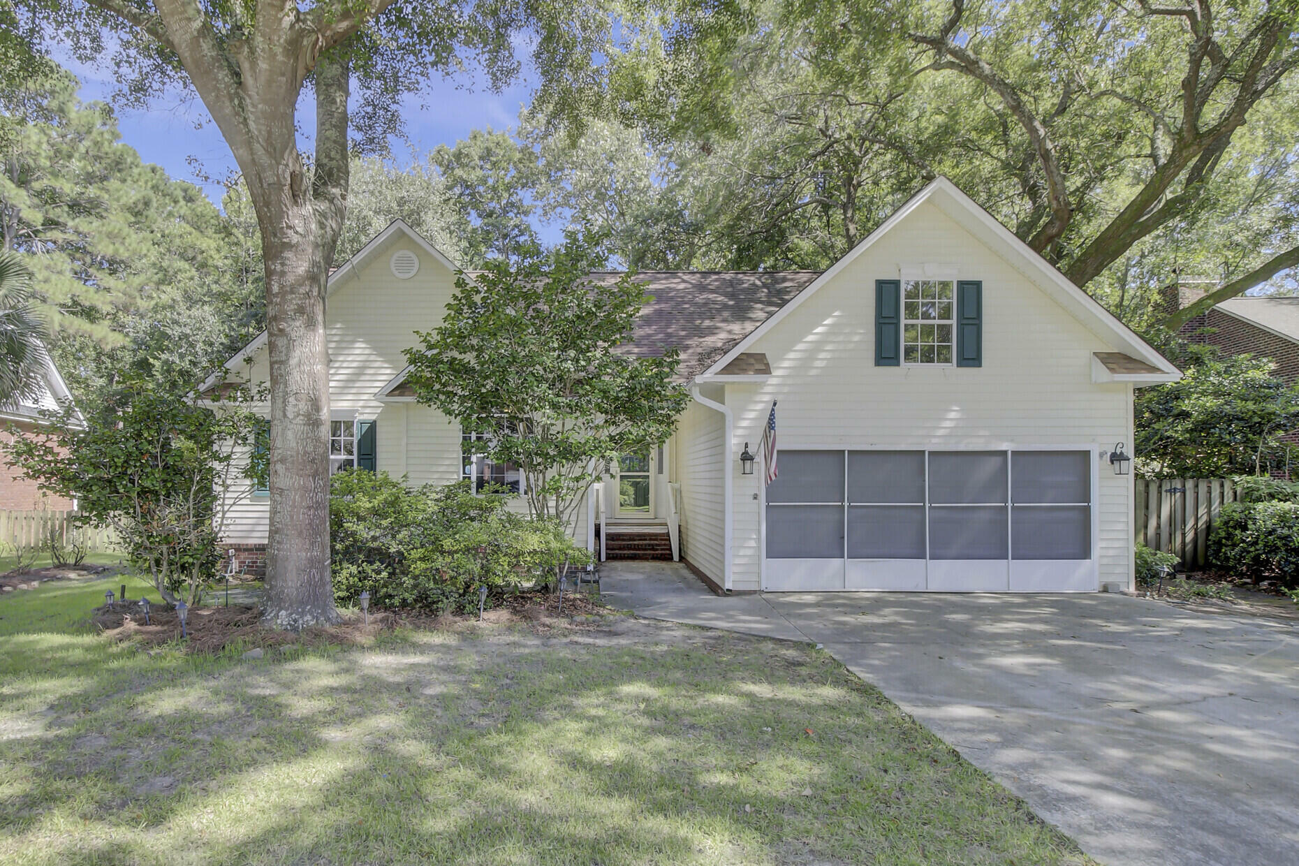 Property Photo:  304 Mount Royall Drive  SC 29464 