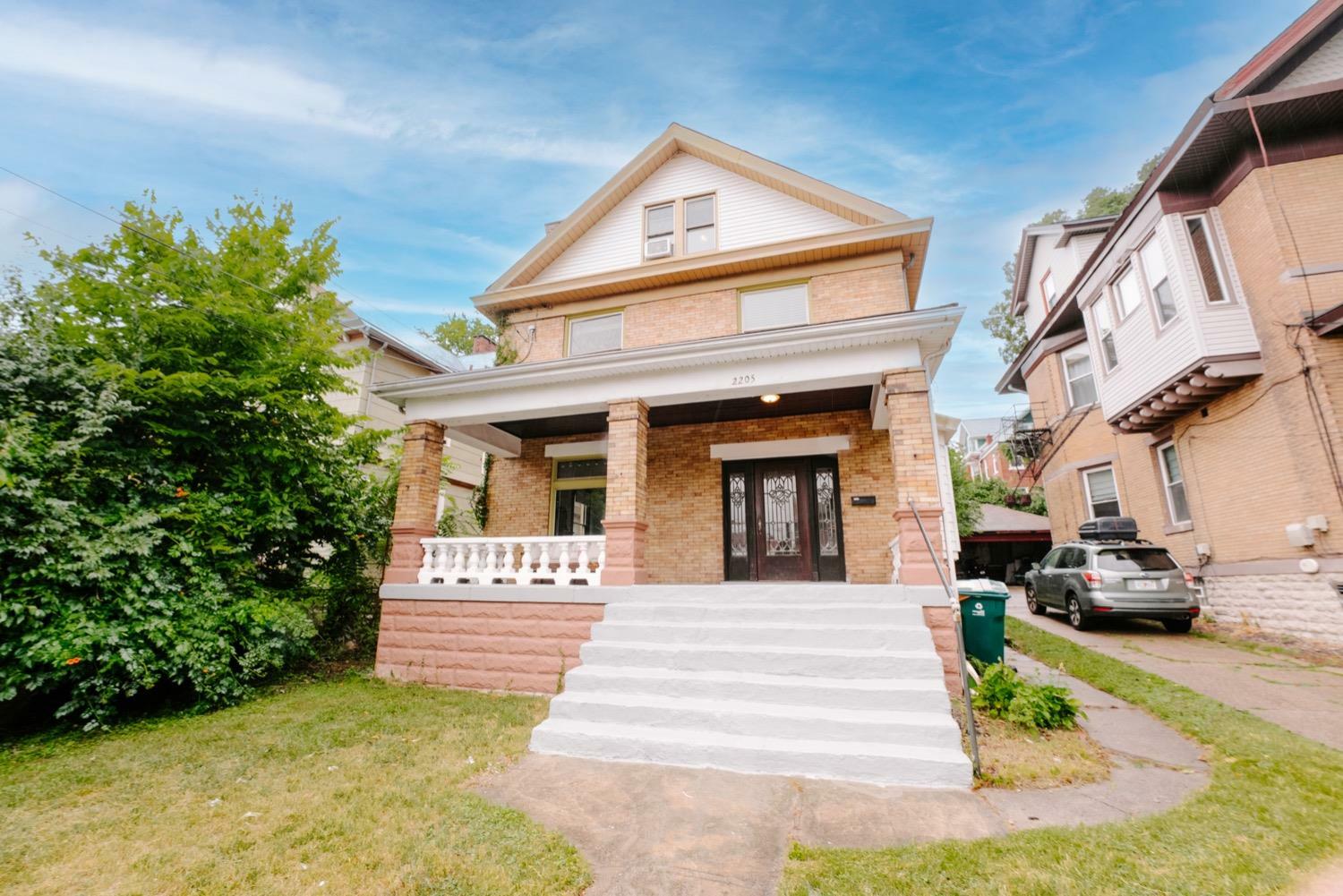Property Photo: 2205 Burnet Ave OH 45219