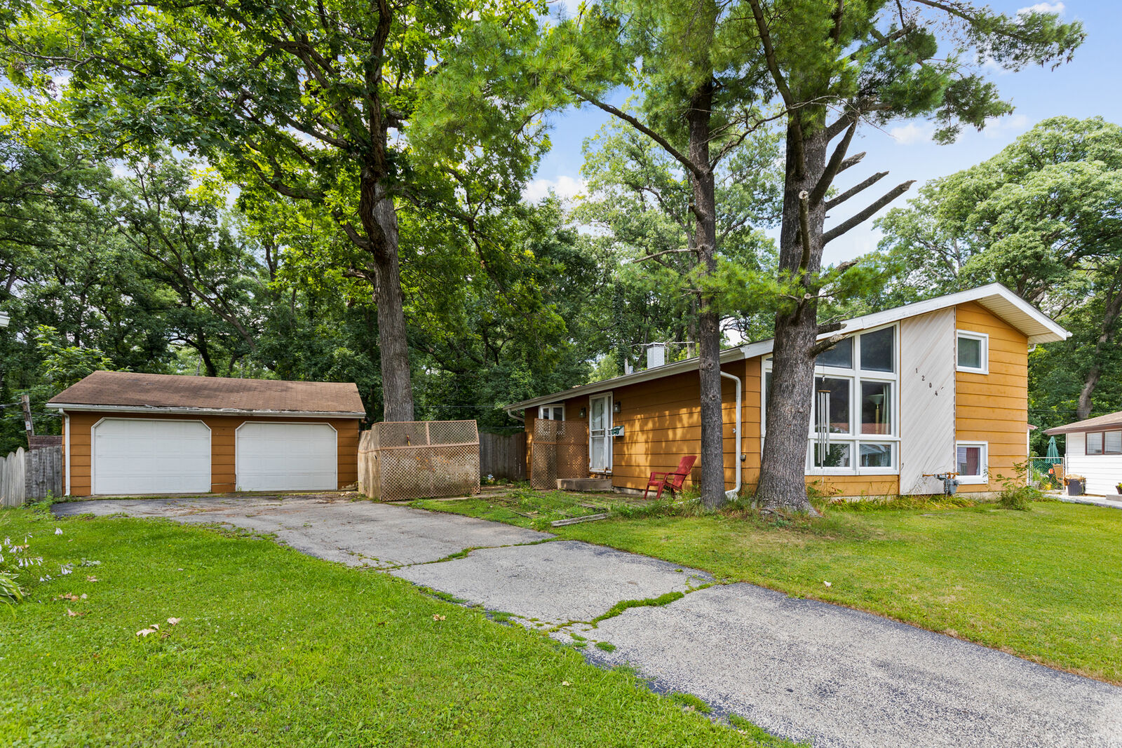 Property Photo: 1204 Grant Drive IL 60110