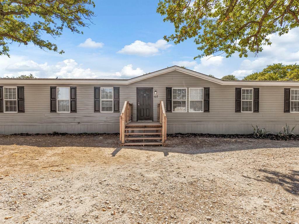 Property Photo: 107 Oakley Circle TX 76085