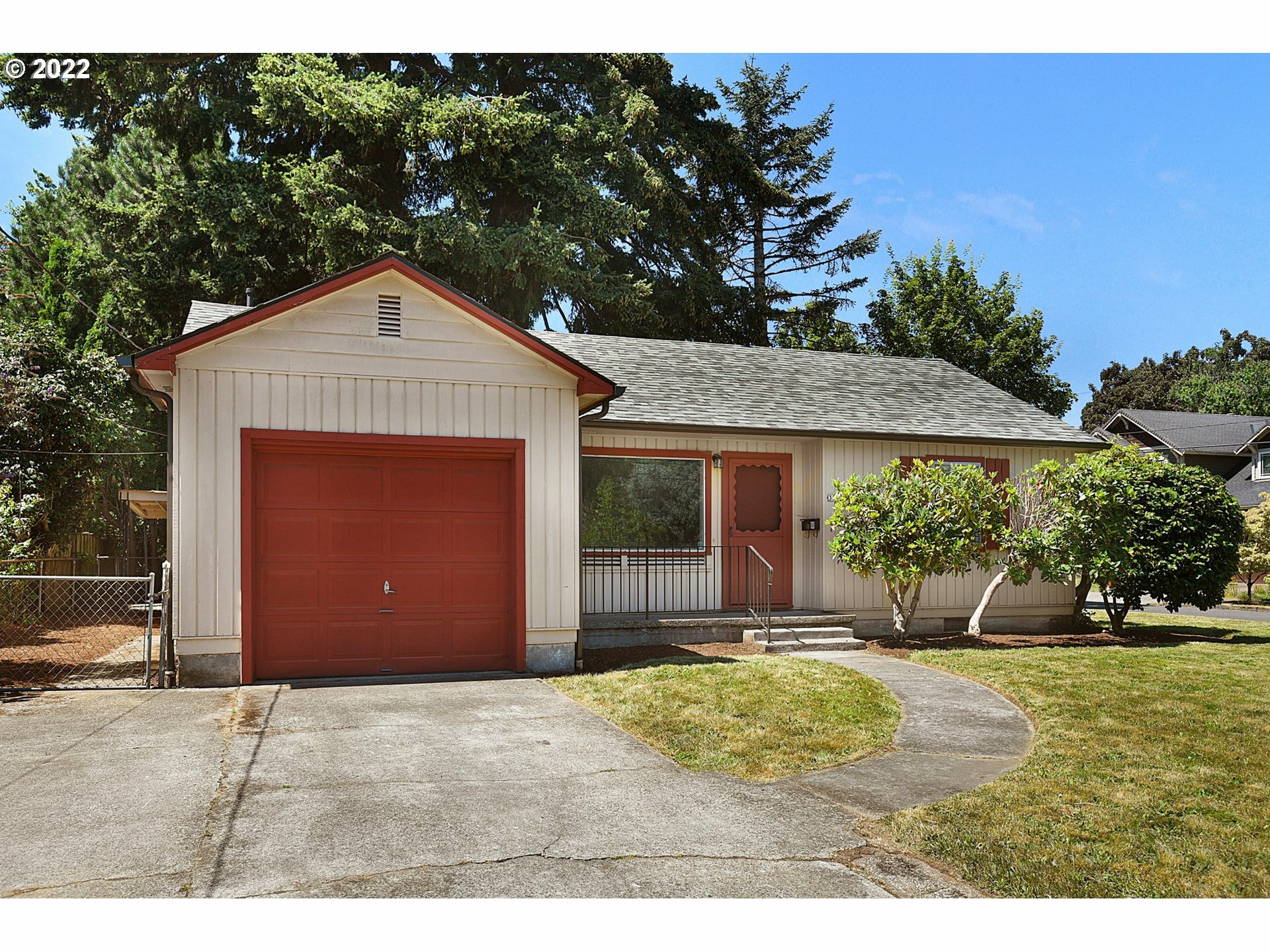 Property Photo:  3305 SE 74th Ave  OR 97206 
