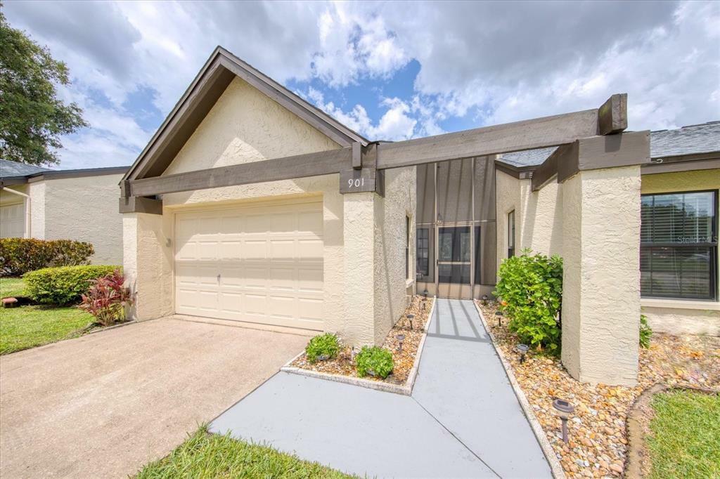 Property Photo: 901 Sutton Place FL 34684