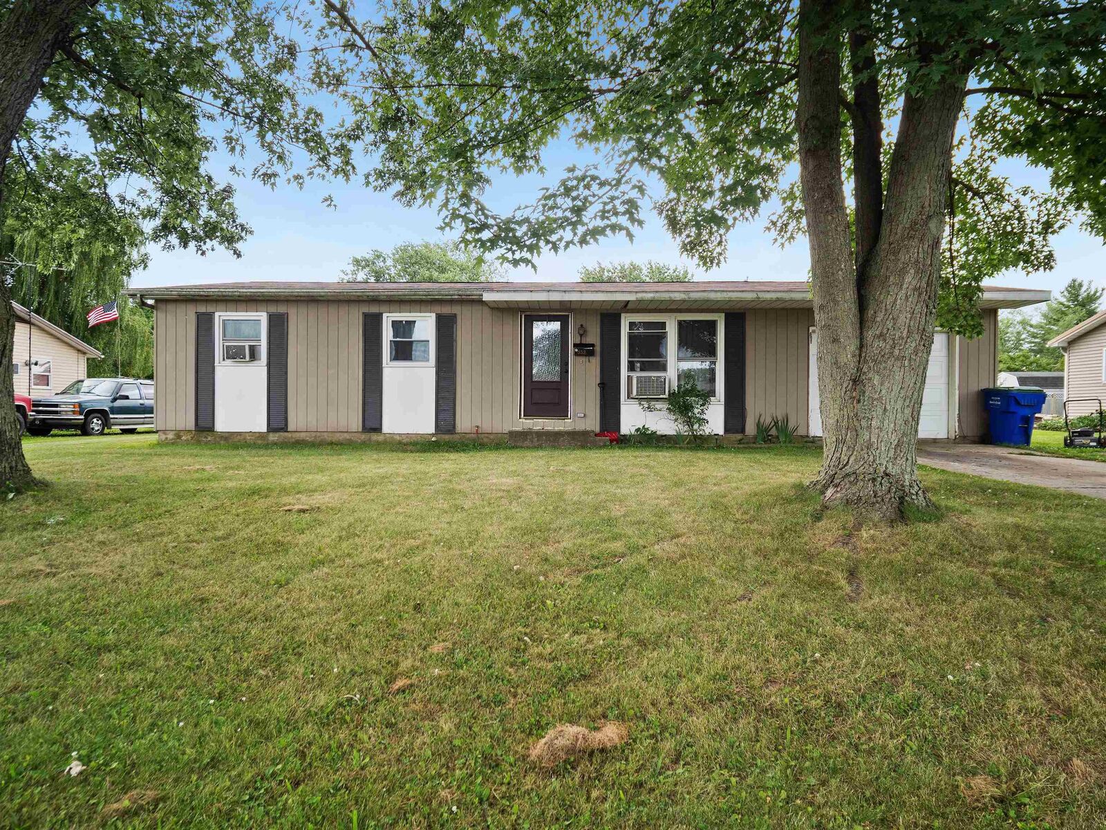 Property Photo:  332 N Park Lane  IN 46721