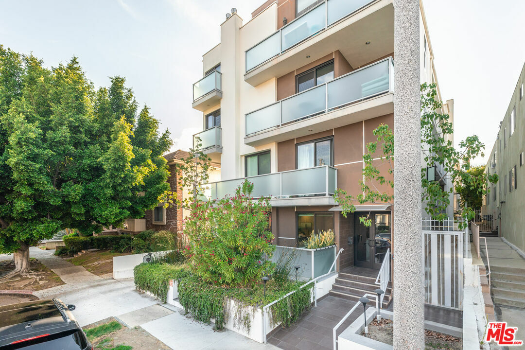 Property Photo: 11811 Kiowa Ave 103 CA 90049
