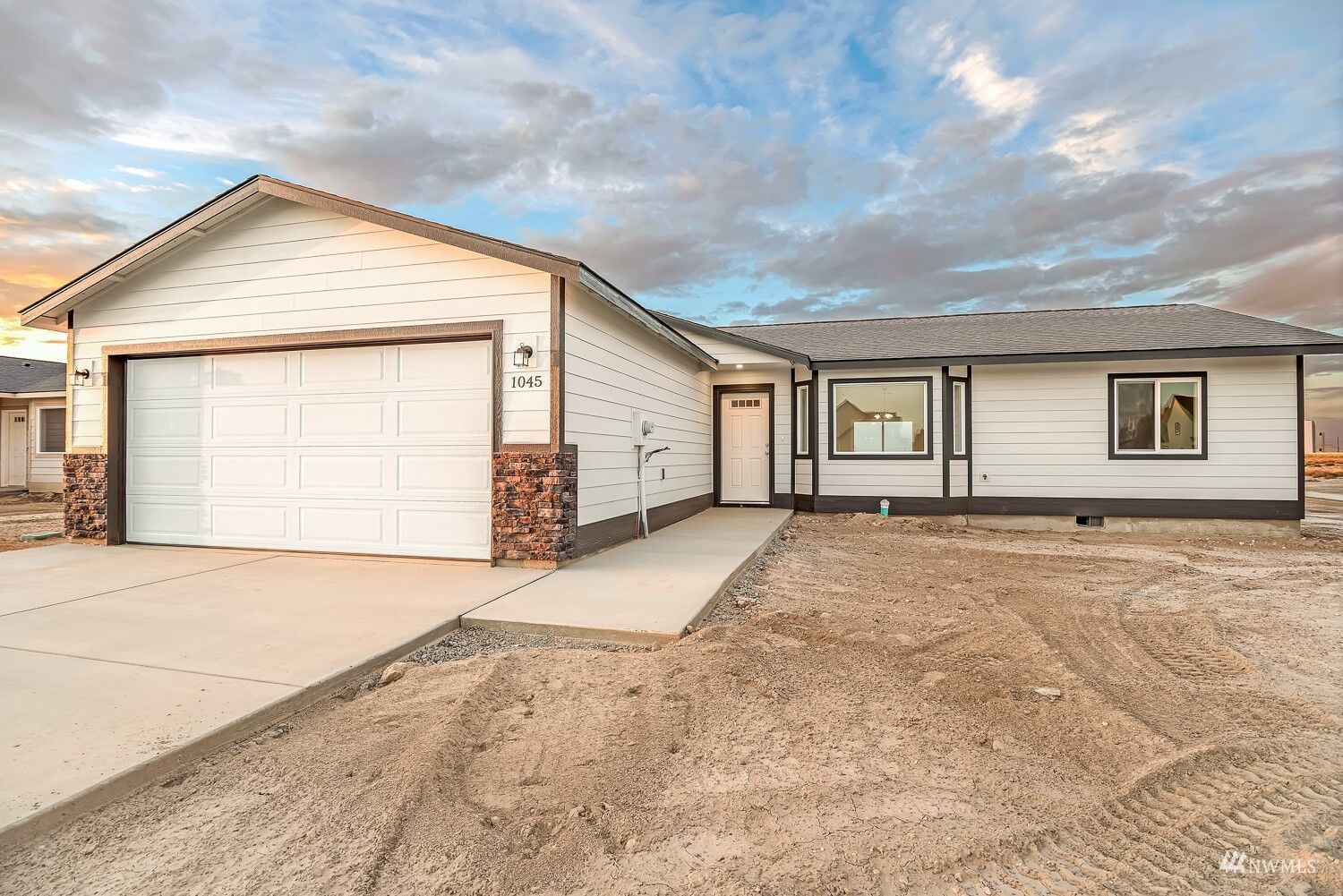 Property Photo:  807 E Cascade Street  WA 99344 