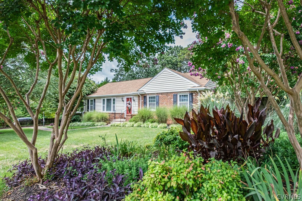 Property Photo: 8600 Oakcroft Drive VA 23229