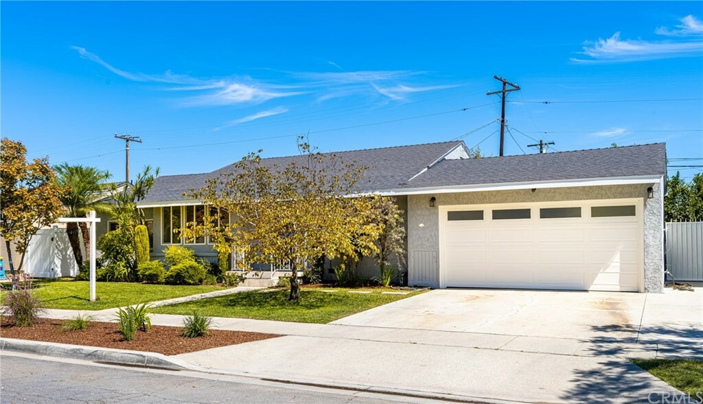 Property Photo:  5308 E Daggett Street  CA 90815 