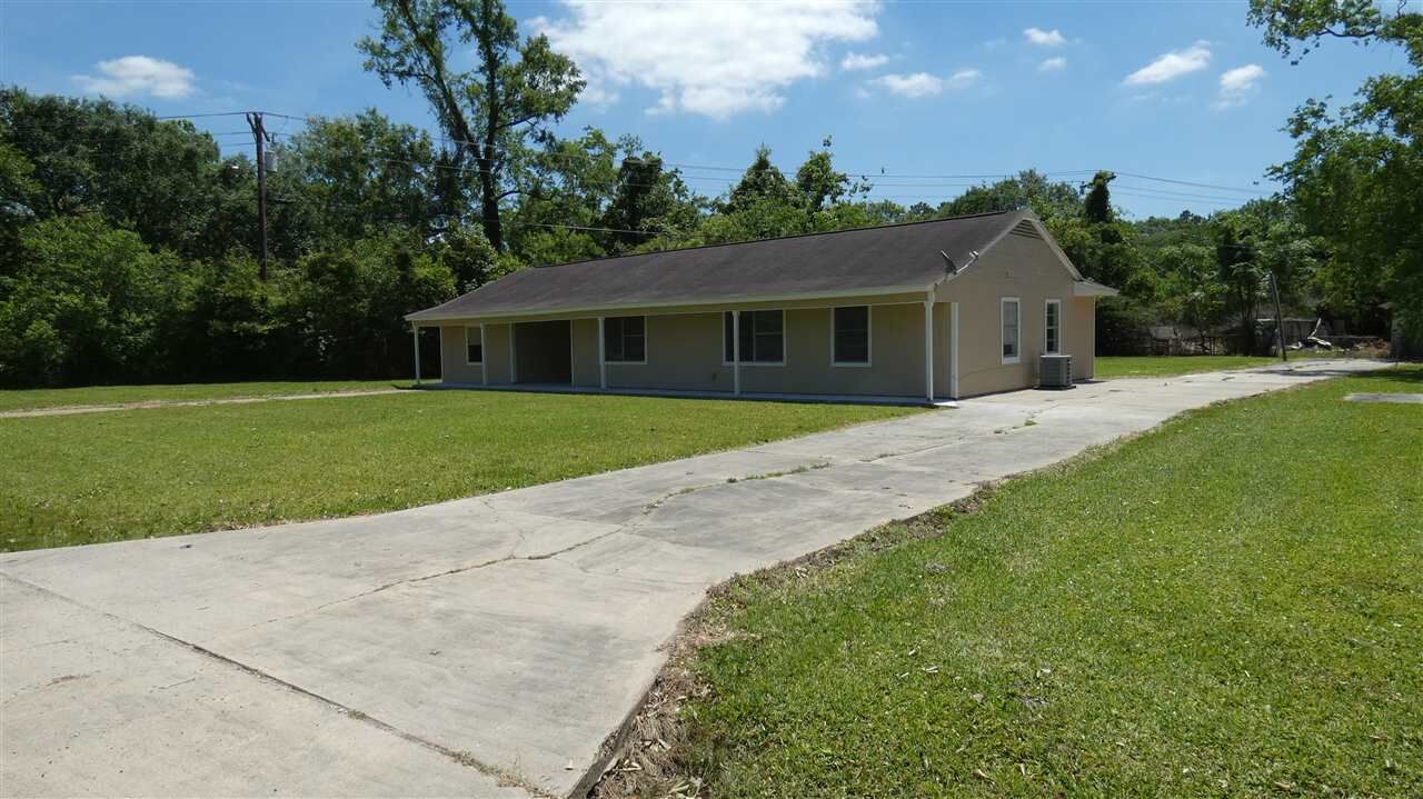 Property Photo:  210 County Road 857  TX 77615 