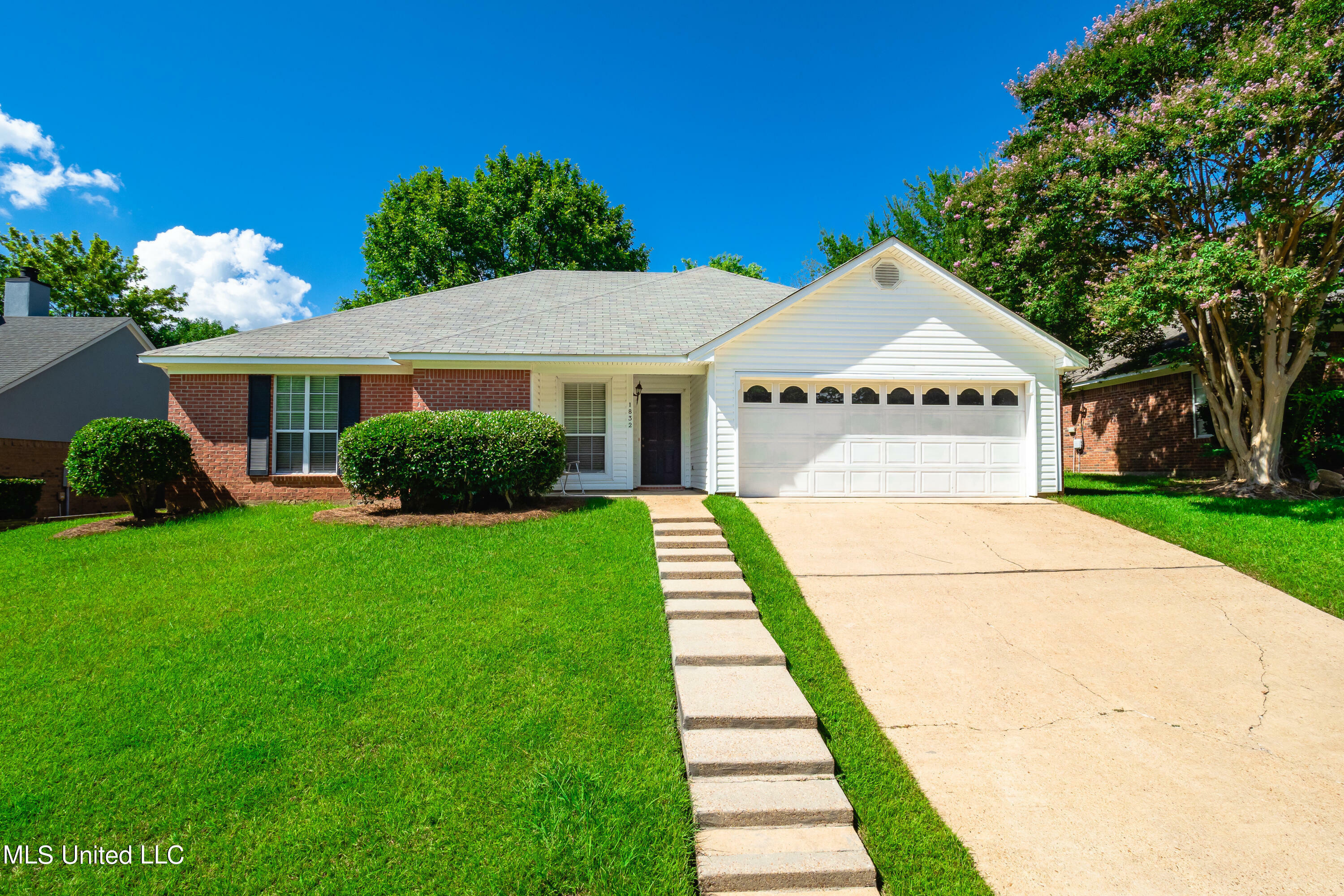 Property Photo:  1832 Lincolnshire Boulevard  MS 39157 