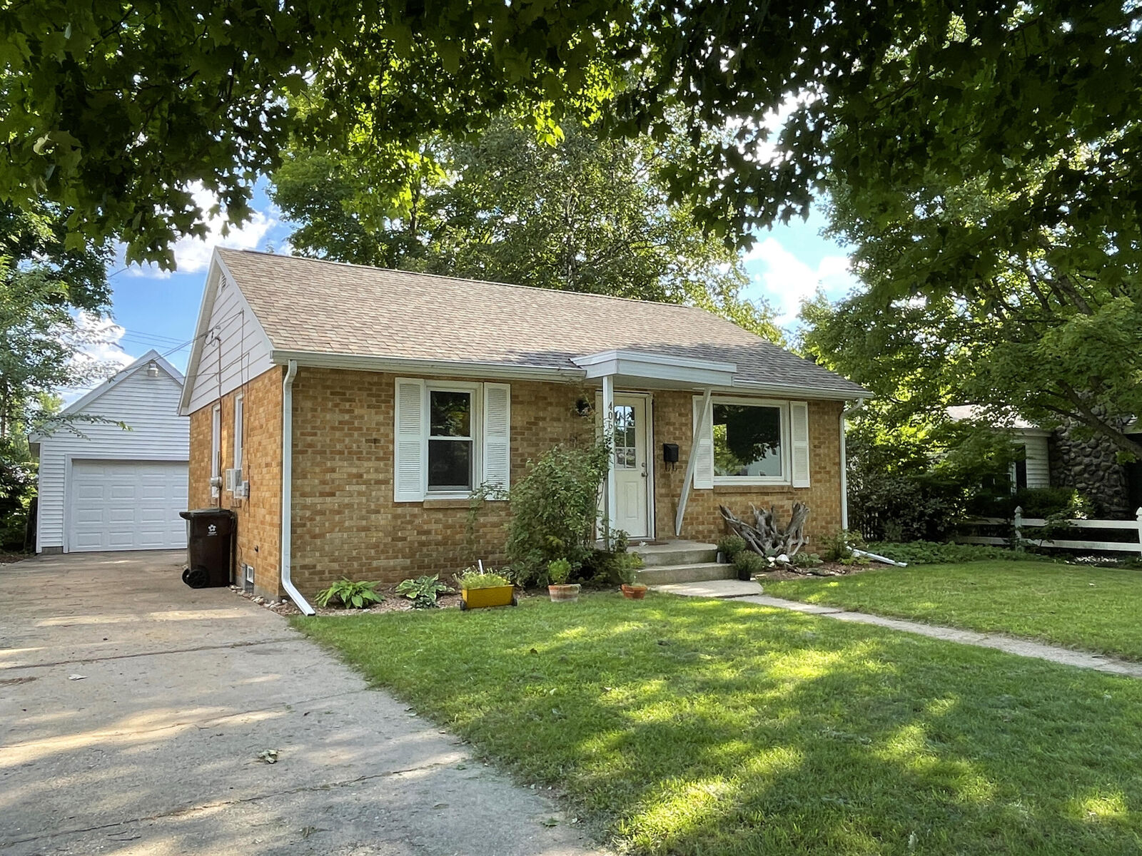 Property Photo:  406 E Pine Street  MI 49412 