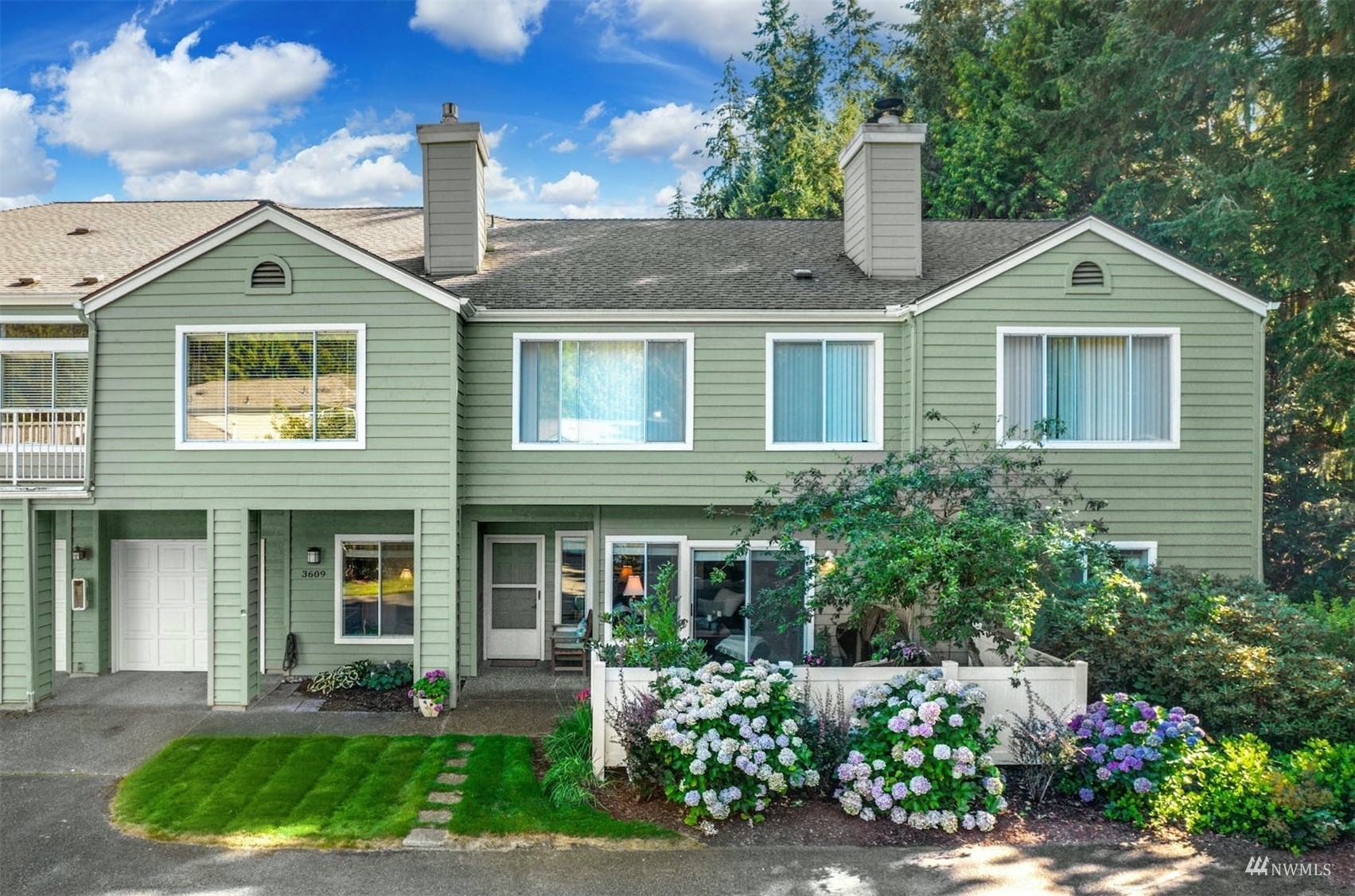 Property Photo: 3609 224th Place SE 1362 WA 98029