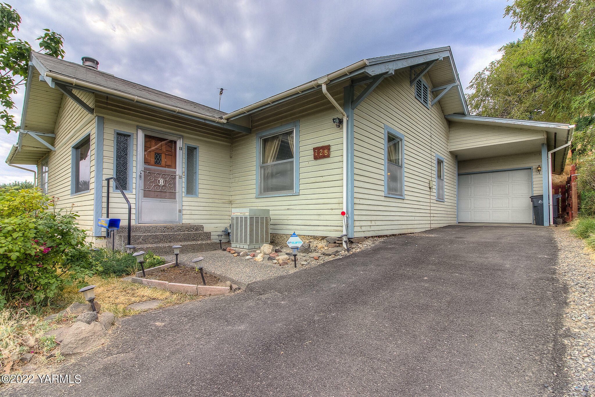 Property Photo:  725 S 4th St  WA 98944 