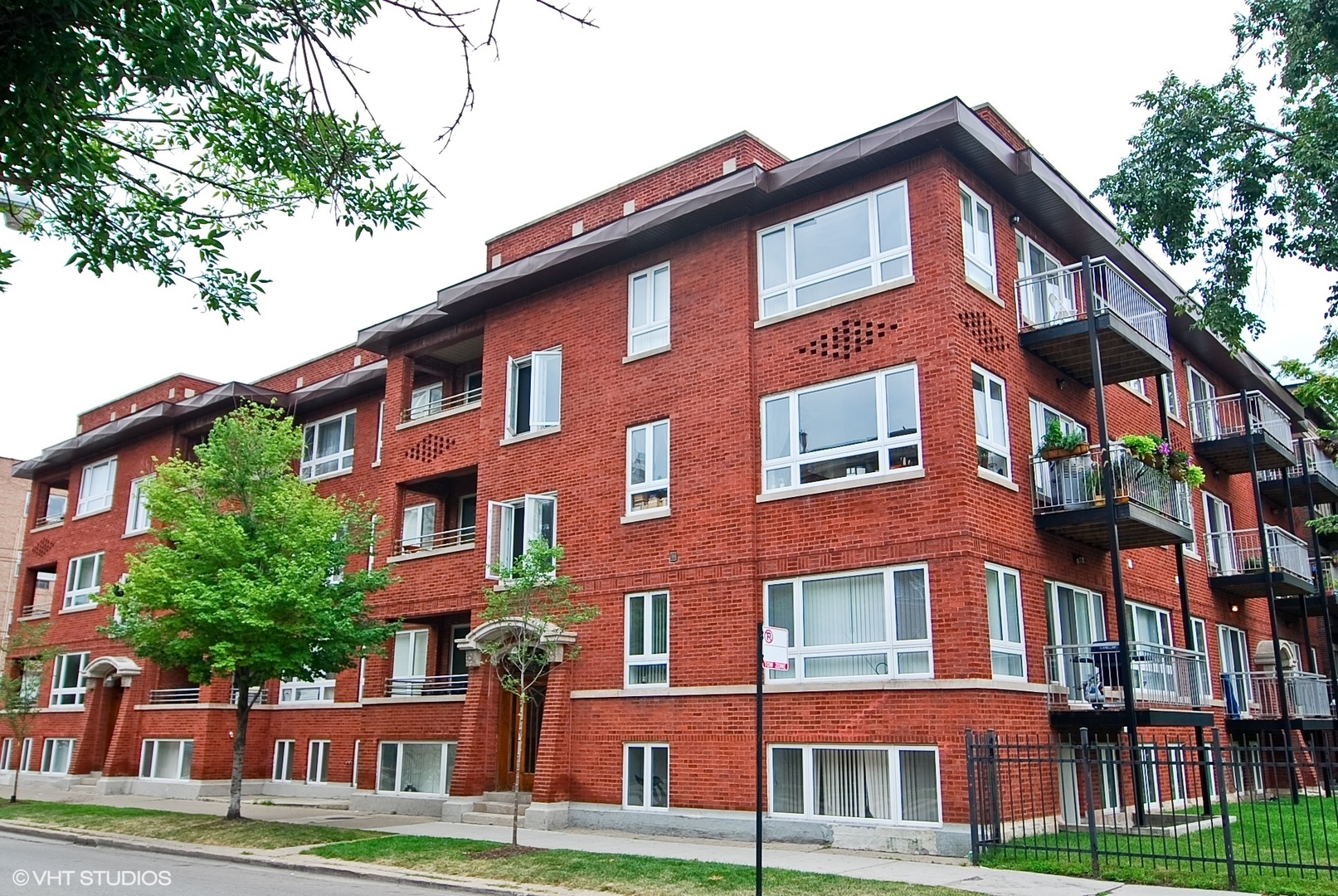 Property Photo: 1059 W Thorndale Avenue 3 IL 60660