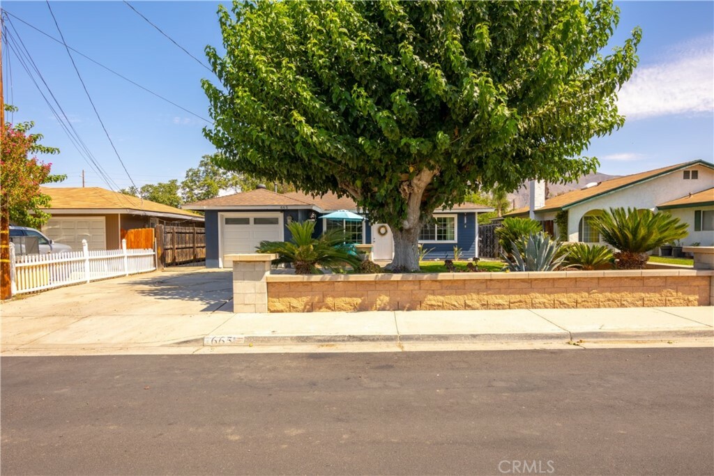 Property Photo:  665 E Old 2nd Street  CA 92583 