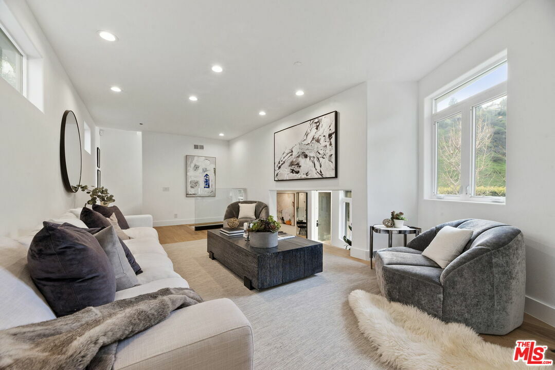 Property Photo: 1352 Braeridge Dr CA 90210