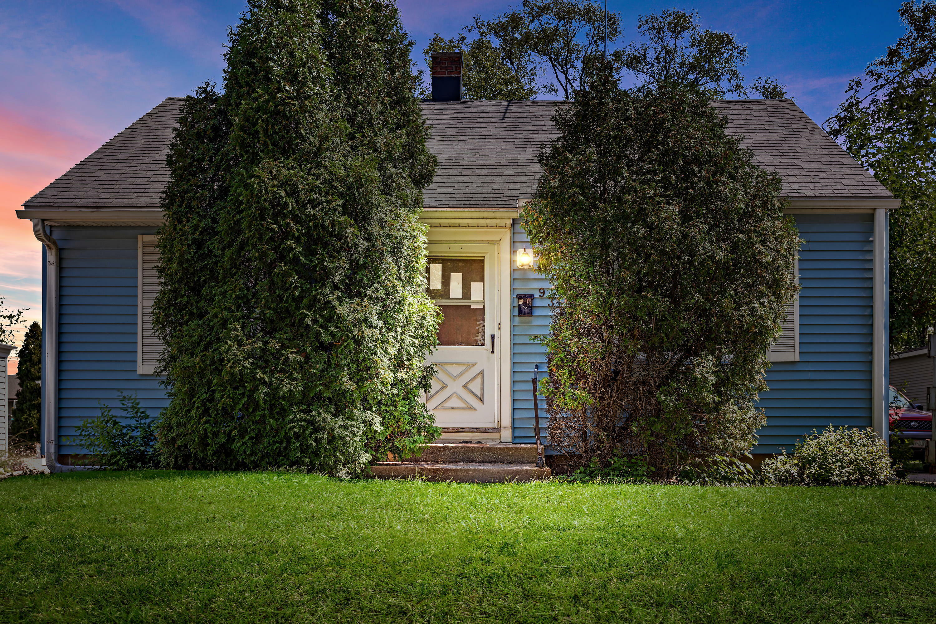 Property Photo: 933 Harding Ave WI 53186