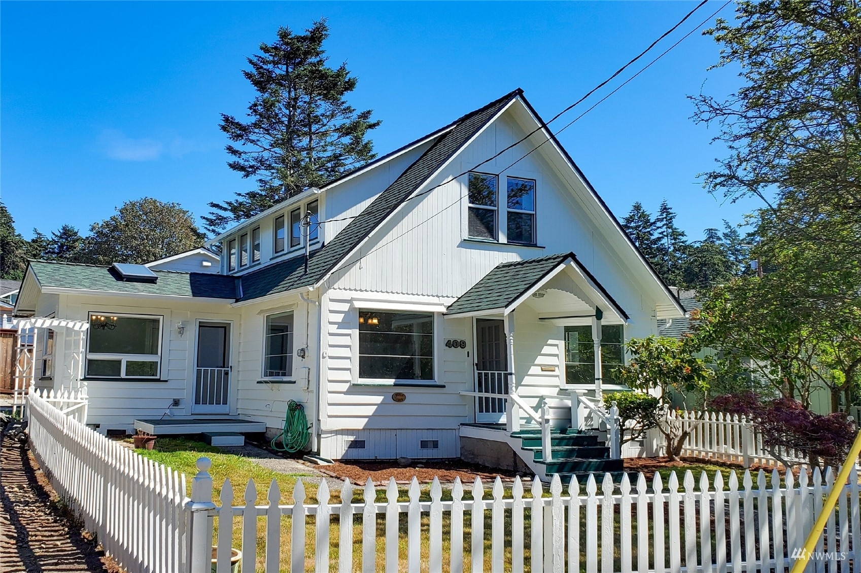 Property Photo:  409 T Avenue  WA 98221 