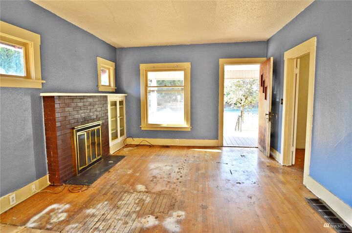 Property Photo: 911 14th Street NE WA 98002