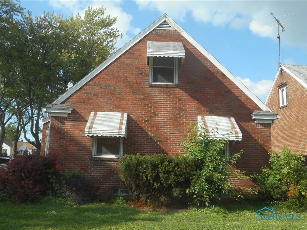 Property Photo:  337 E Manhattan Boulevard  OH 43608 