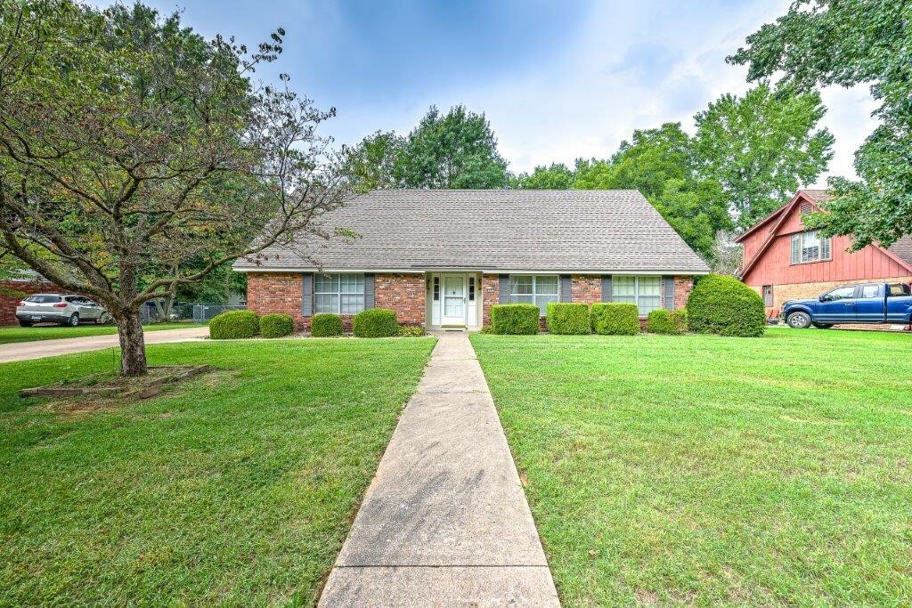 Property Photo:  922 S 19th Street  AR 72758 